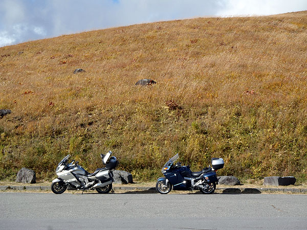 ススキに覆われる高原をバックに撮影